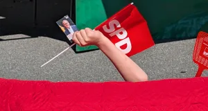 Das rote Sofa der SPD Stelle lädt am Samstag zum Bürgergespräch auf dem Marktplatz ein. Foto: ein