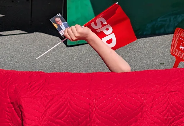 2026-08-30 PM rotes Sofa und Saskia Esken Bild 03 Das rote Sofa der SPD Stelle lädt am Samstag zum Bürgergespräch auf dem Marktplatz ein. Foto: ein