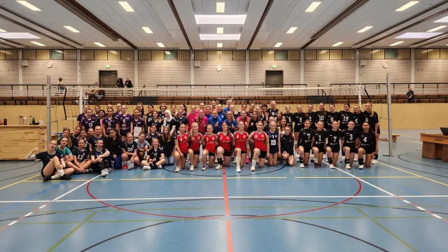 Die U20-Volleyballerinnen des TSV Stelle jubeln über Platz drei bei den Regionsmeisterschaften und den damit verbundenen Einzug in die Bereichs-Qualifikation im November. Foto: Matthias Bruns Die U20-Volleyballerinnen des TSV Stelle jubeln über Platz drei bei den Regionsmeisterschaften und den damit verbundenen Einzug in die Bereichs-Qualifikation im November. Foto: Matthias Bruns