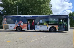 Linienbus wird zum rollenden Botschafter der Kreisvolkshochschule Sandra Hillemeier (li.) und Anja Wiegel (re.) mit dem neuen Markenbotschafter der kvhs. Foto: KVHS