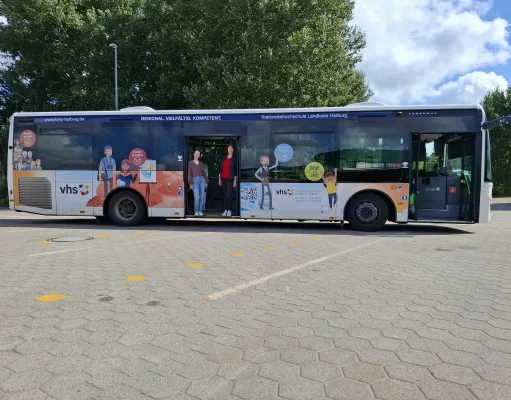 Sandra Hillemeier (li.) und Anja Wiegel (re.) mit dem neuen Markenbotschafter der kvhs. Foto: KVHS