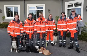 Silber und Bronze: Teams aus dem Landkreis Harburg überzeugen bei Johanniter-Wettkampf Zwei- und vierbeinige Retter belegten den dritten Platz beim Erste-Hilfe-Wettkampf in Linstow. Foto: Johanniter