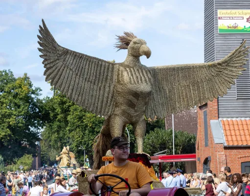 In Scharmbeck beginnt heute das 77. Erntefest mit 15 aufwändig gestalteten Motivwagen aus Weizenähren. Foto: Schnabel