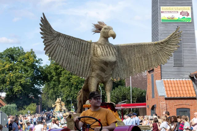Scharmbeck_Erntefest In Scharmbeck beginnt heute das 77. Erntefest mit 15 aufwändig gestalteten Motivwagen aus Weizenähren. Foto: Schnabel