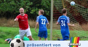 Finn Stracke erzielt hier das Tor des Tages. Bereits vergangene Woche erzielte der Offensivmann alle drei Steller Treffer. Foto: SinaE