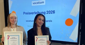 So eine besondere Auszeichnung erhält man nicht alle Tage: Darüber freuen sich Lara Maria Barbosa van Uem (rechts) und Ausbildungsbetreuerin Lea Zimmermann. Foto: Landkreis Harburg