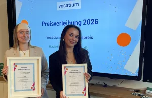 Von der Copacabana ins Jugendamt: Auszeichnung für Lara Barbosa van Uem So eine besondere Auszeichnung erhält man nicht alle Tage: Darüber freuen sich Lara Maria Barbosa van Uem (rechts) und Ausbildungsbetreuerin Lea Zimmermann. Foto: Landkreis Harburg