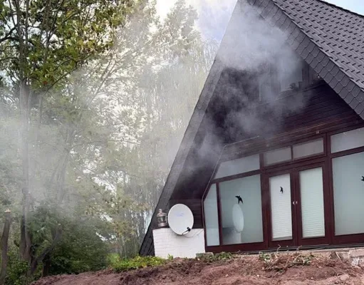 Kunstnebel simulierte bei der Übung in der Straße Hougenlann einen Küchenbrand mit vier Vermissten. Foto: FF Fliegenberg / Rosenweide und FF Ashausen