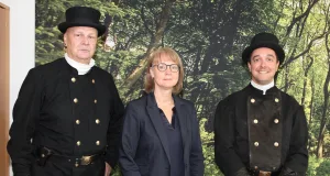 Kreisrätin Annerose Tiedt verabschiedet Christoph Heimbürger (links) und bestellt Daniel Mischke. Foto: Landkreis Harburg