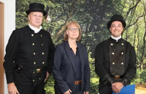 Neuer Bezirksschornsteinfeger für Teile von Ashausen und Winsen bestellt Kreisrätin Annerose Tiedt verabschiedet Christoph Heimbürger (links) und bestellt Daniel Mischke. Foto: Landkreis Harburg