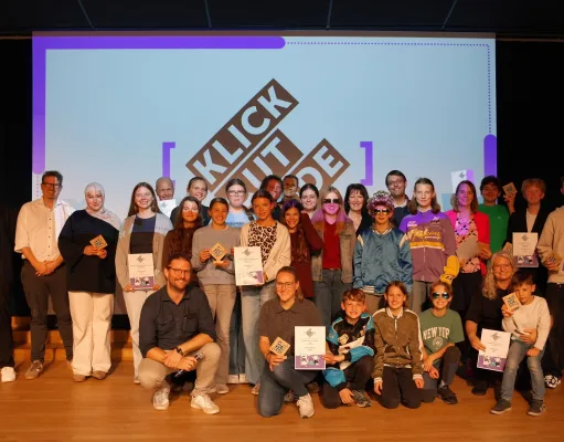 Die Preisträgerinnen und Preisträger von KLICK CUT CODE freuen sich über ihre Auszeichnungen. Foto: Landkreis Harburg