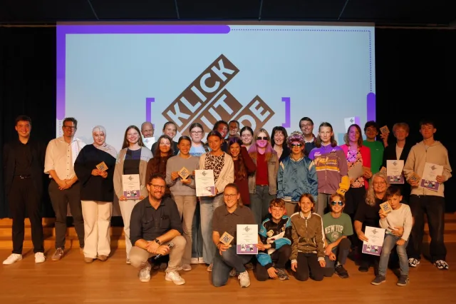 Die Preisträgerinnen und Preisträger von KLICK CUT CODE freuen sich über ihre Auszeichnungen. Foto: Landkreis Harburg