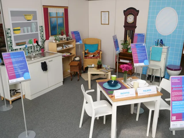 Wie kleine Veränderungen im Wohnumfeld wieder ein wenig Sicherheit zurückgeben können, zeigt die Demenz-Musterwohnung. Foto: Diakonie Hamburg Wie kleine Veränderungen im Wohnumfeld wieder ein wenig Sicherheit zurückgeben können, zeigt die Demenz-Musterwohnung. Foto: Diakonie Hamburg
