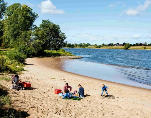 Für Ausflüge und dem Familienpicknick lädt die Elbe in der ganzen Kurs Elbe-Region ein. Foto: Kurs Elbe / Markus Tiemann Harburg
